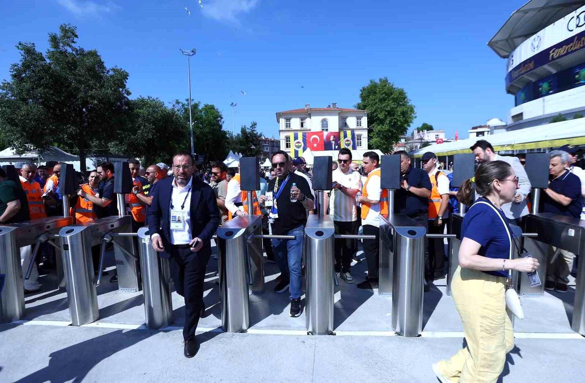 Fenerbahçe\'de Olağanüstü Genel Kurul Başladı