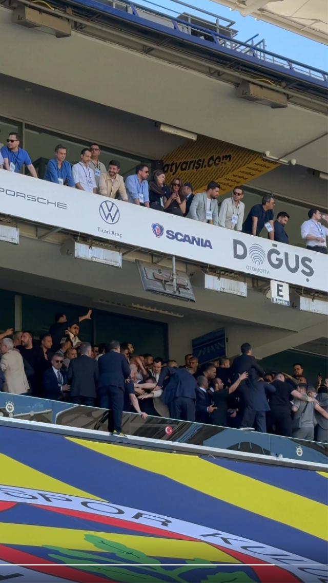 Fenerbahçe Genel Kurulu'nda kavga! Aziz Yıldırım koltuğundan kalkıp müdahale etti
