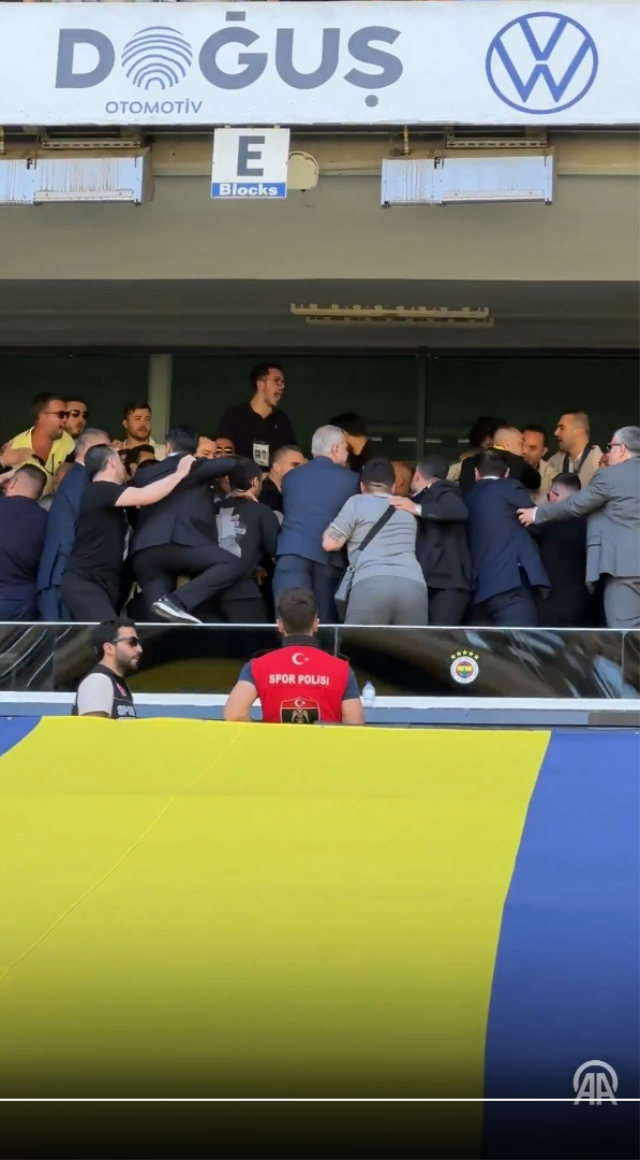 Fenerbahçe Genel Kurulu'nda kavga! <a class='keyword-sd' href='/aziz-yildirim/' title='Aziz Yıldırım'>Aziz Yıldırım</a> koltuğundan kalkıp müdahale etti