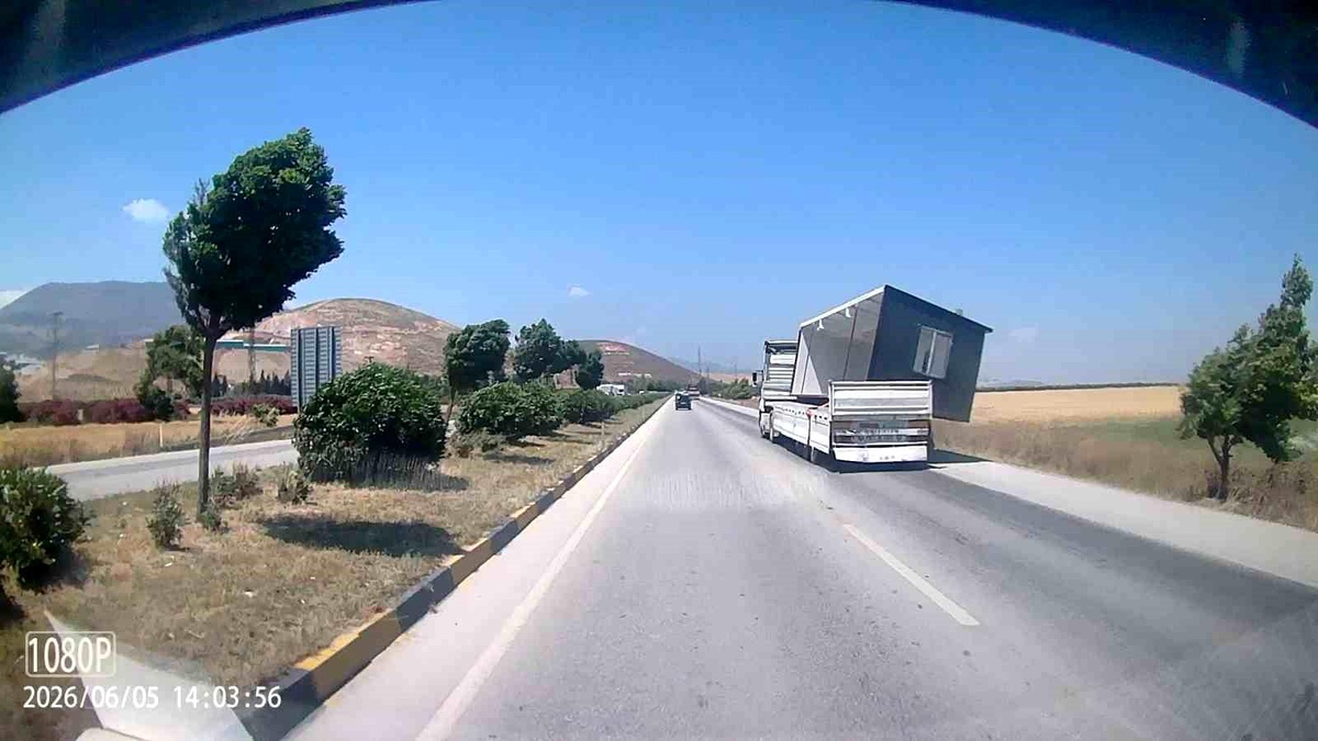 Hatay\'da Fırtına Tırı Devrildi