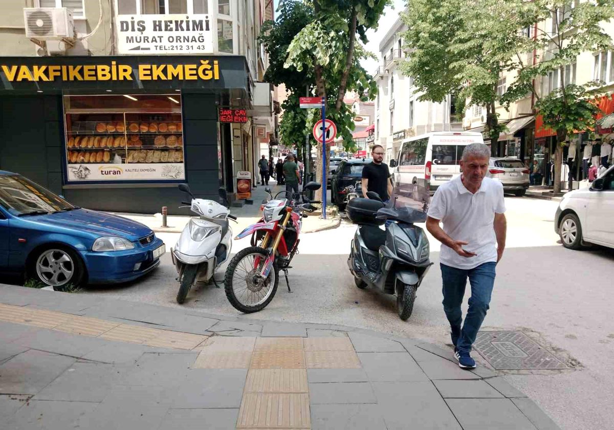 Bilecik\'te Yaya Yolunu Kapatan Araçlar Tepki Çekti