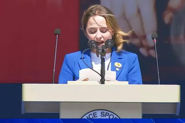 Herkes ismini aratıyor! Kürsüye çıkıp Aziz Yıldırım'a ağzına geleni saydı