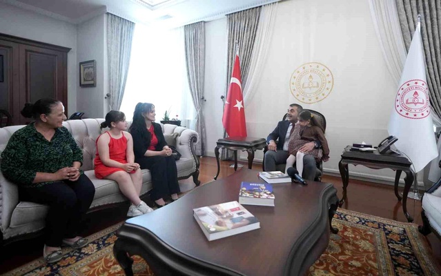 Görme Engelli Müzisyen Nil'den Bakan Tekin'e Ziyaret