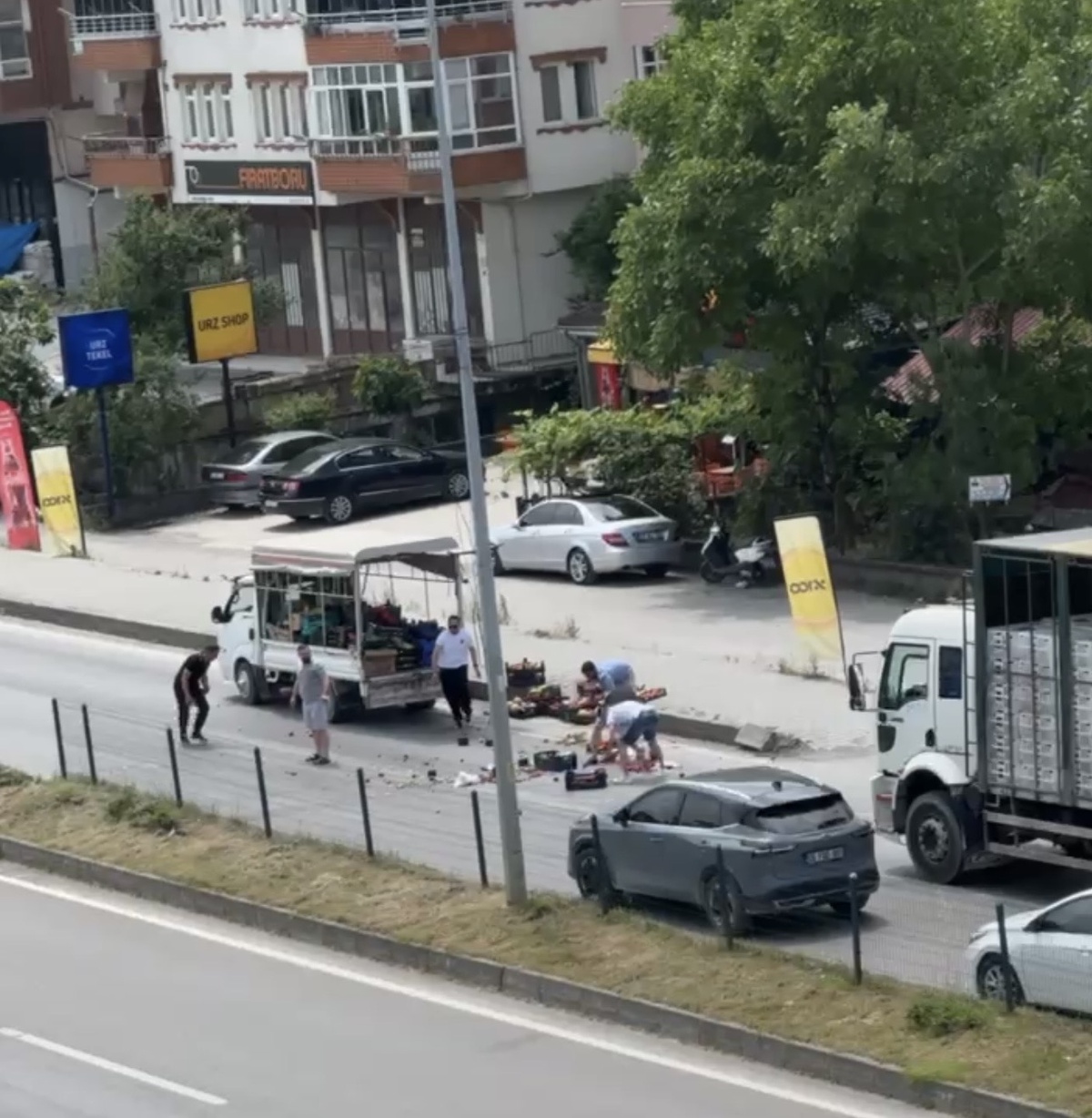 Kamyonetten Dökülen Meyve ve Sebzeleri Sürücüler Topladı