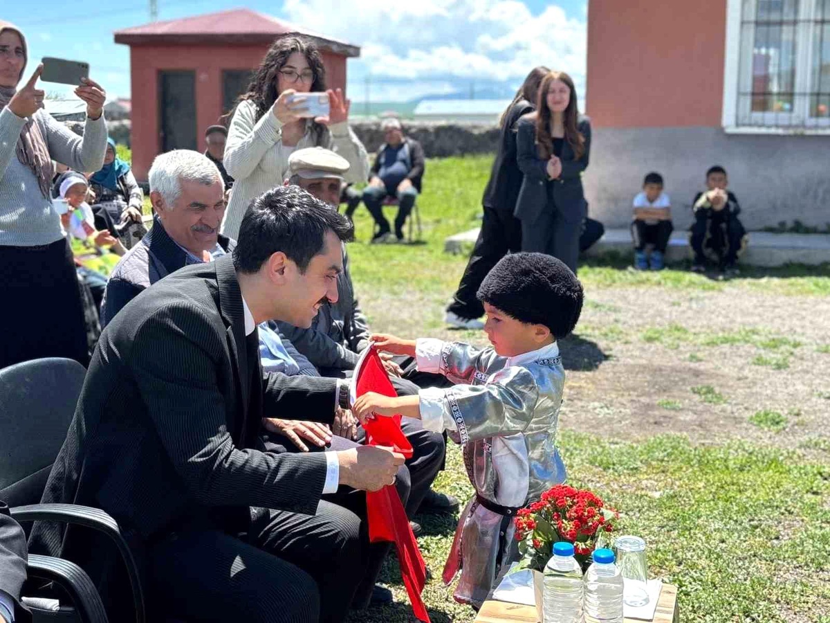 Kars\'ta Köy Okulunda Renkli Yılsonu Gösterisi