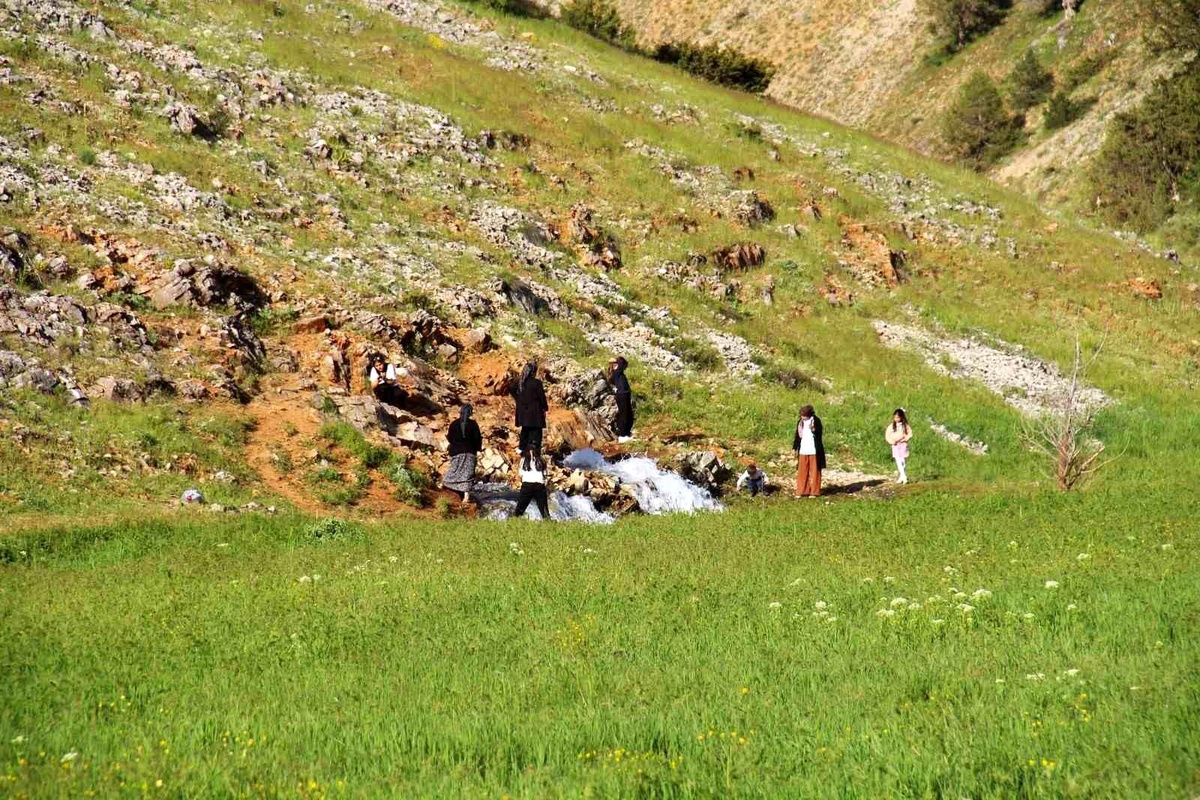 Göksun\'daki Doğal Su Kaynağı Ziyaretçi Akınına Uğruyor