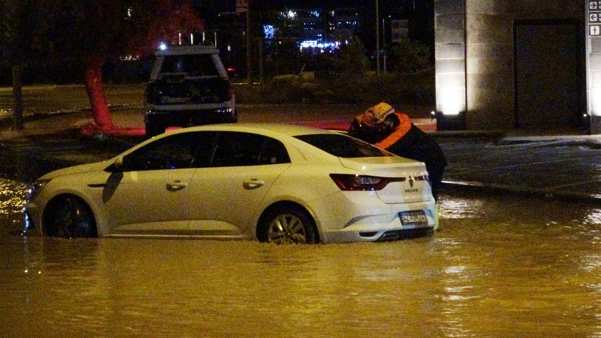 Konya\'da Sağanak Yağış Taşkınlara Neden Oldu