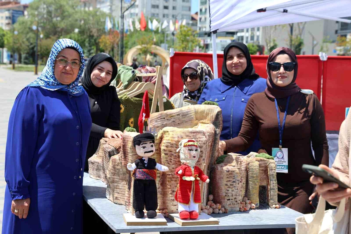 Kursiyerler 4 bin yıllık tarihi Harput Kalesi\'ni amigurumi ile ördü