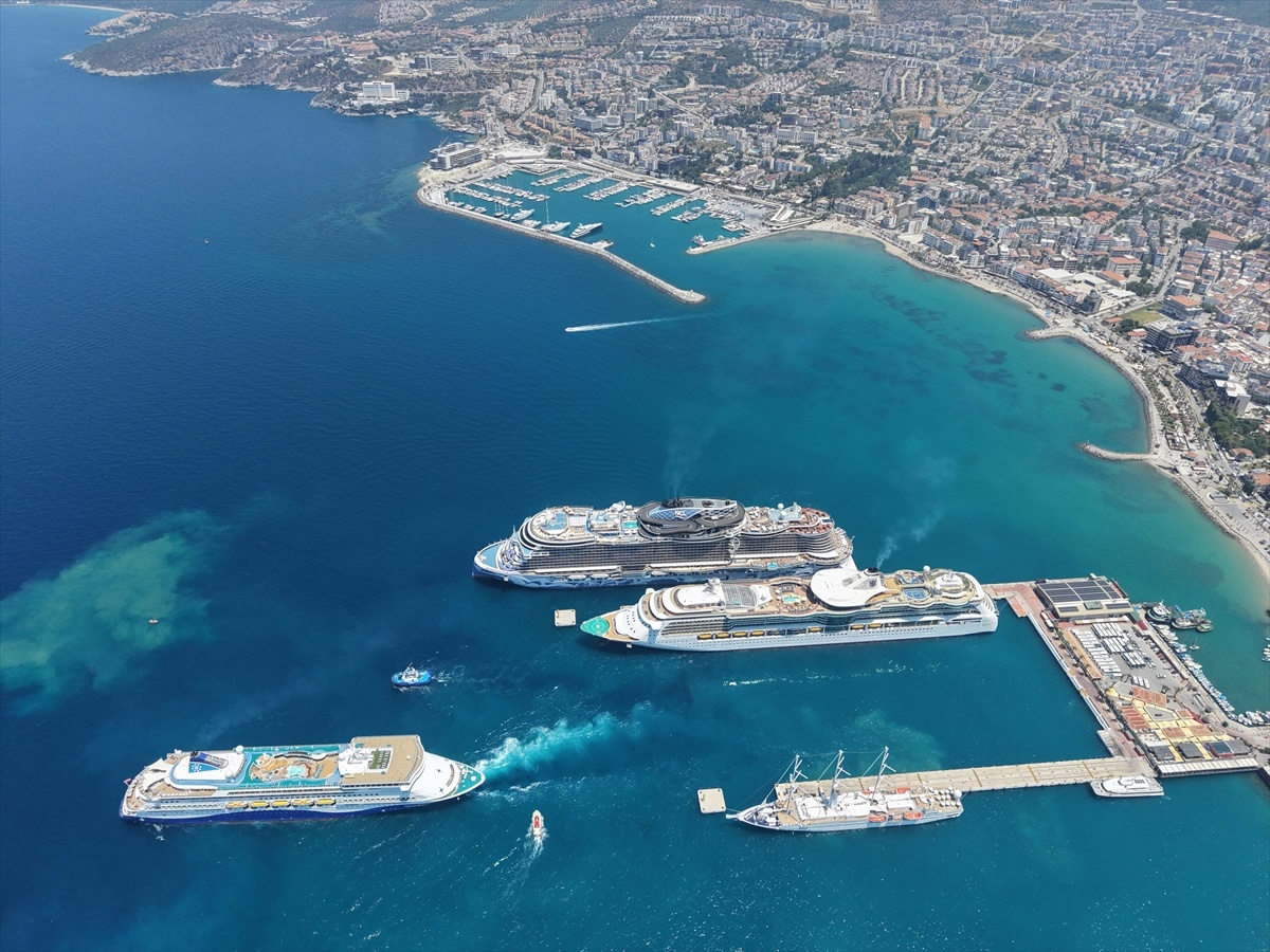 Kuşadası\'na 8 Bin Turist Geldi