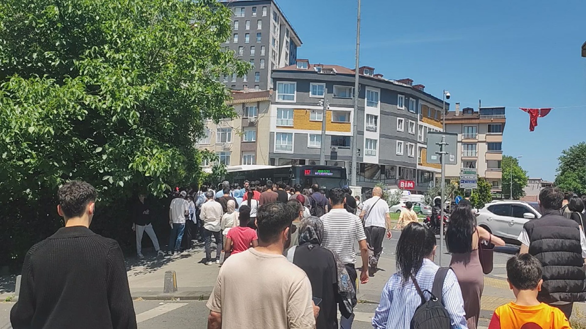 Mahmutbey Metro Hattı\'nda Arıza: Yolcular Beklemek Zorunda Kaldı
