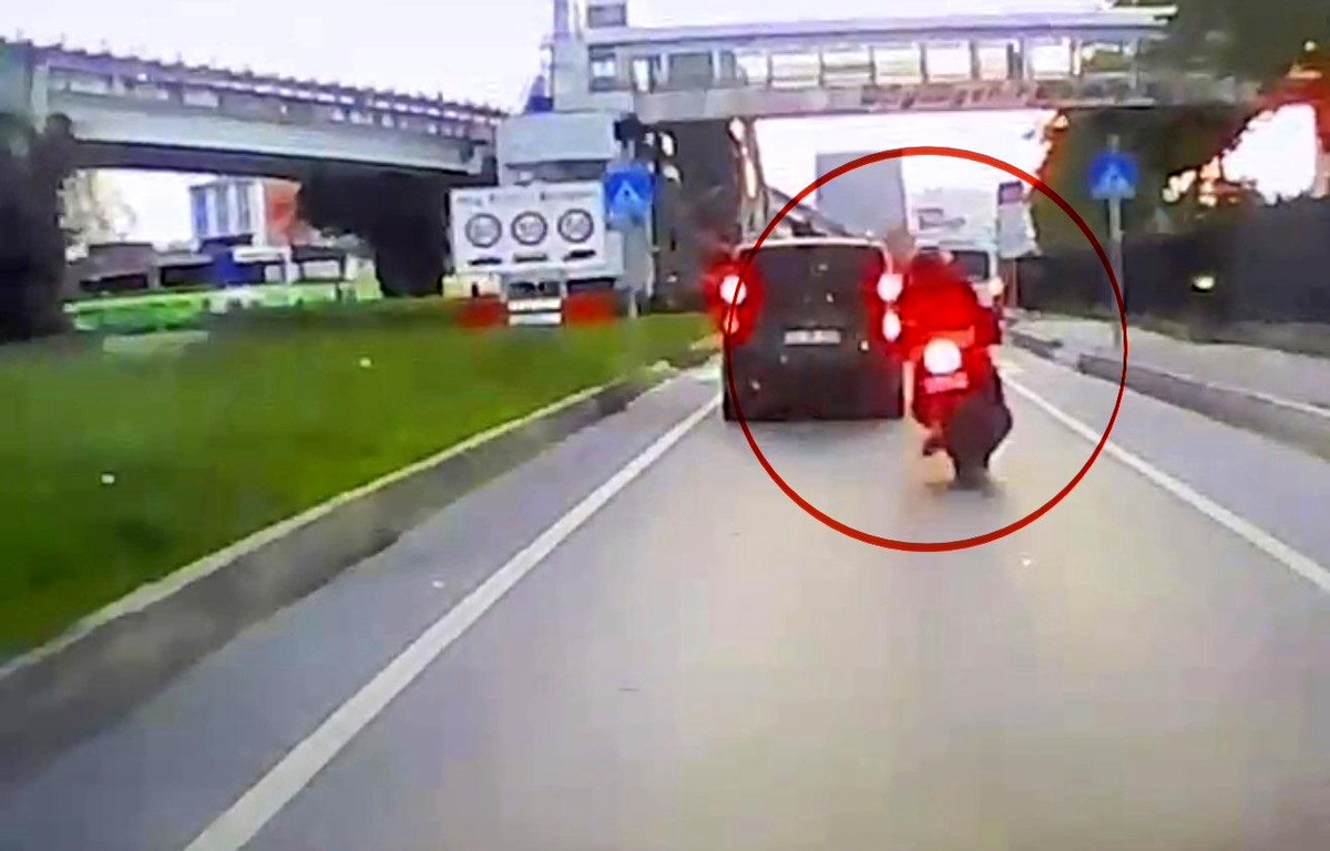 Motosiklet dolmuş minibüse arkadan çarptı