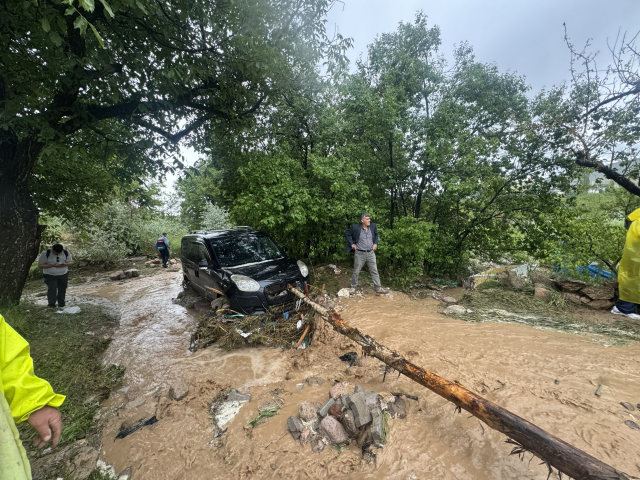 Niğde'de etkili olan yağışın ardından 3 araç sele kapıldı, 1 kişi öldü