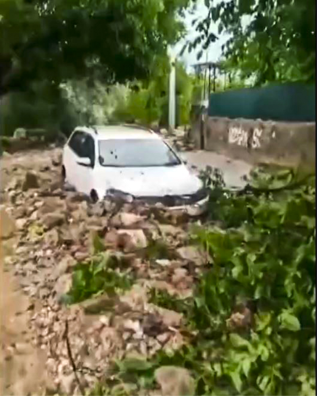 Niğde'de etkili olan yağışın ardından 3 araç sele kapıldı, 1 kişi öldü