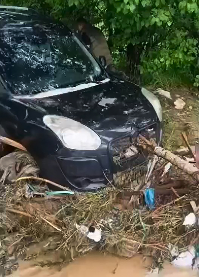 Niğde'de etkili olan yağışın ardından 3 araç sele kapıldı, 1 kişi öldü