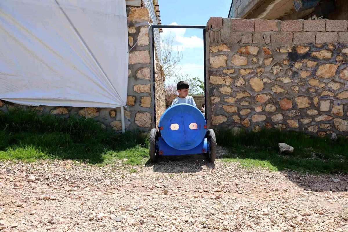 Baba, Engelli Çocuğu İçin Paletli Araç Yaptı