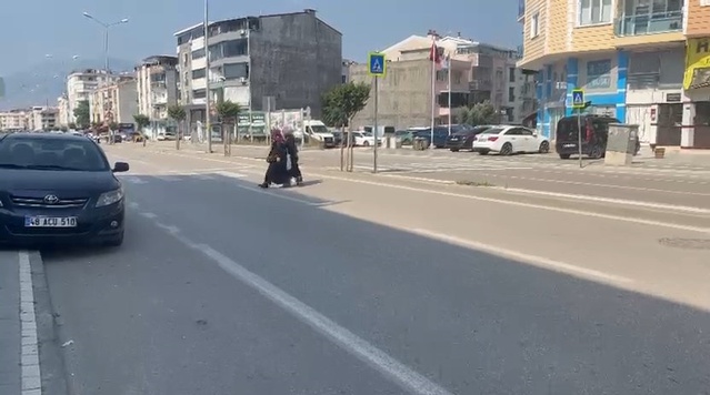 Bursa'da yaya geçidinde kadına otomobil çarptı: Ağır yaralı