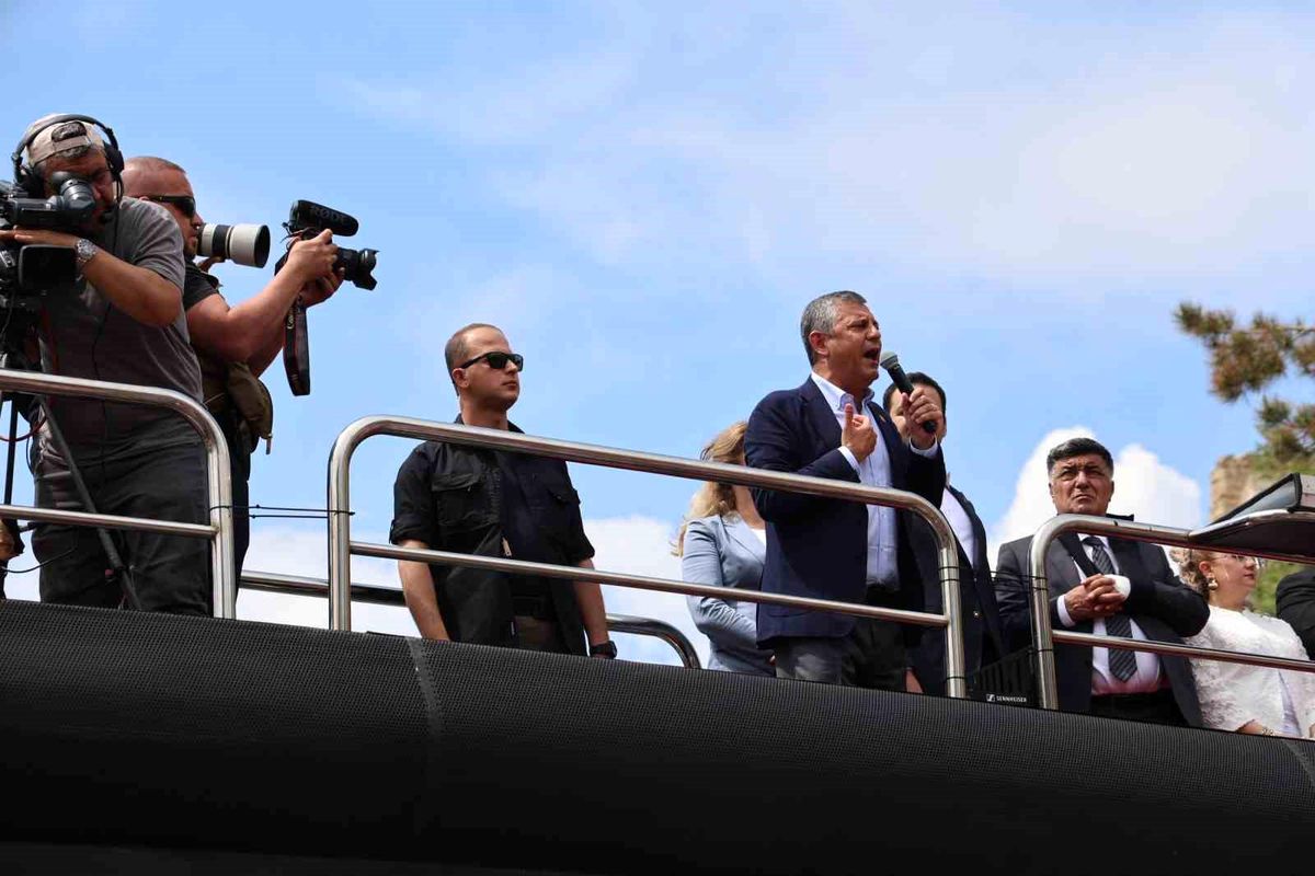 Özgür Özel: "CHP\'nin seçilmiş genel başkanıyım, beni seven yarın sandığa gitsin"