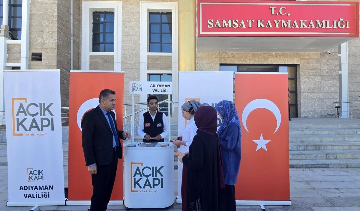 Açık Kapı standı Samsat’ta vatandaşla buluştu