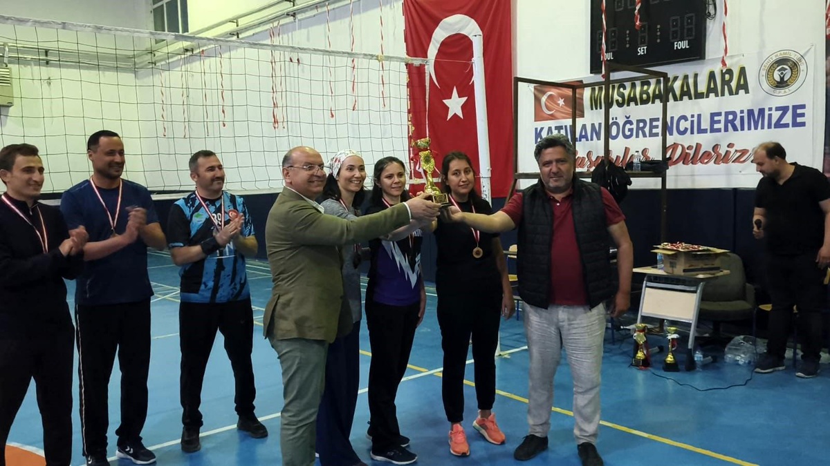 Şehit öğretmen anısına voleybol turnuvası