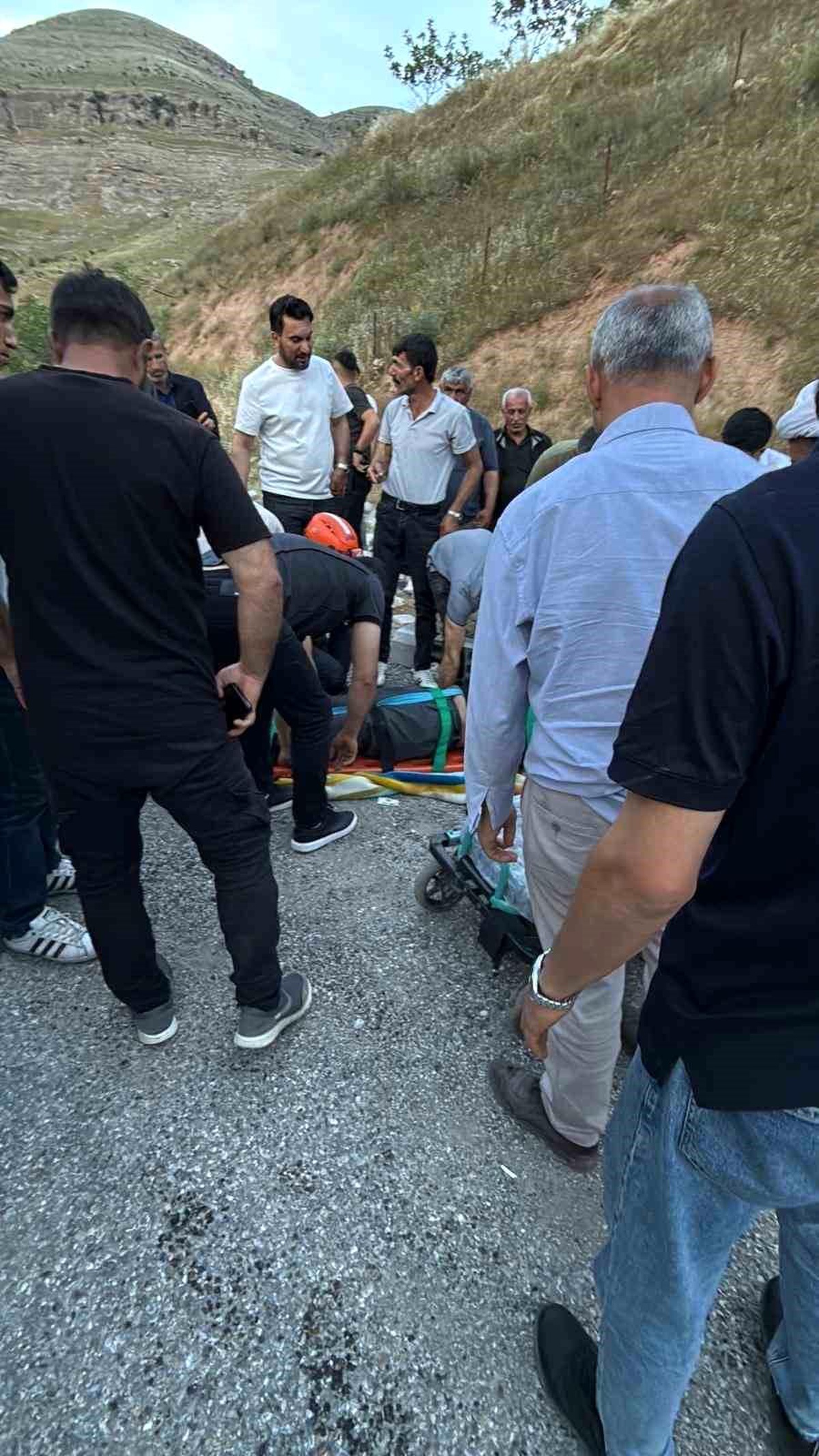 Siirt\'te Tır Devrildi, Sürücü Ağır Yaralı