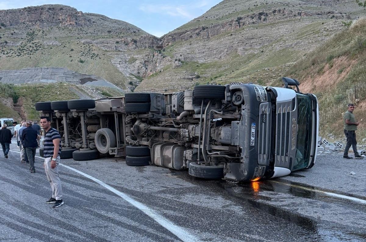 Siirt\'te Tır Devrildi: Sürücü Yaralı
