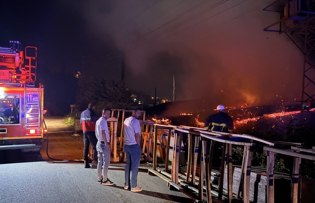 Ayancık'ta Fabrika Depo Yangını