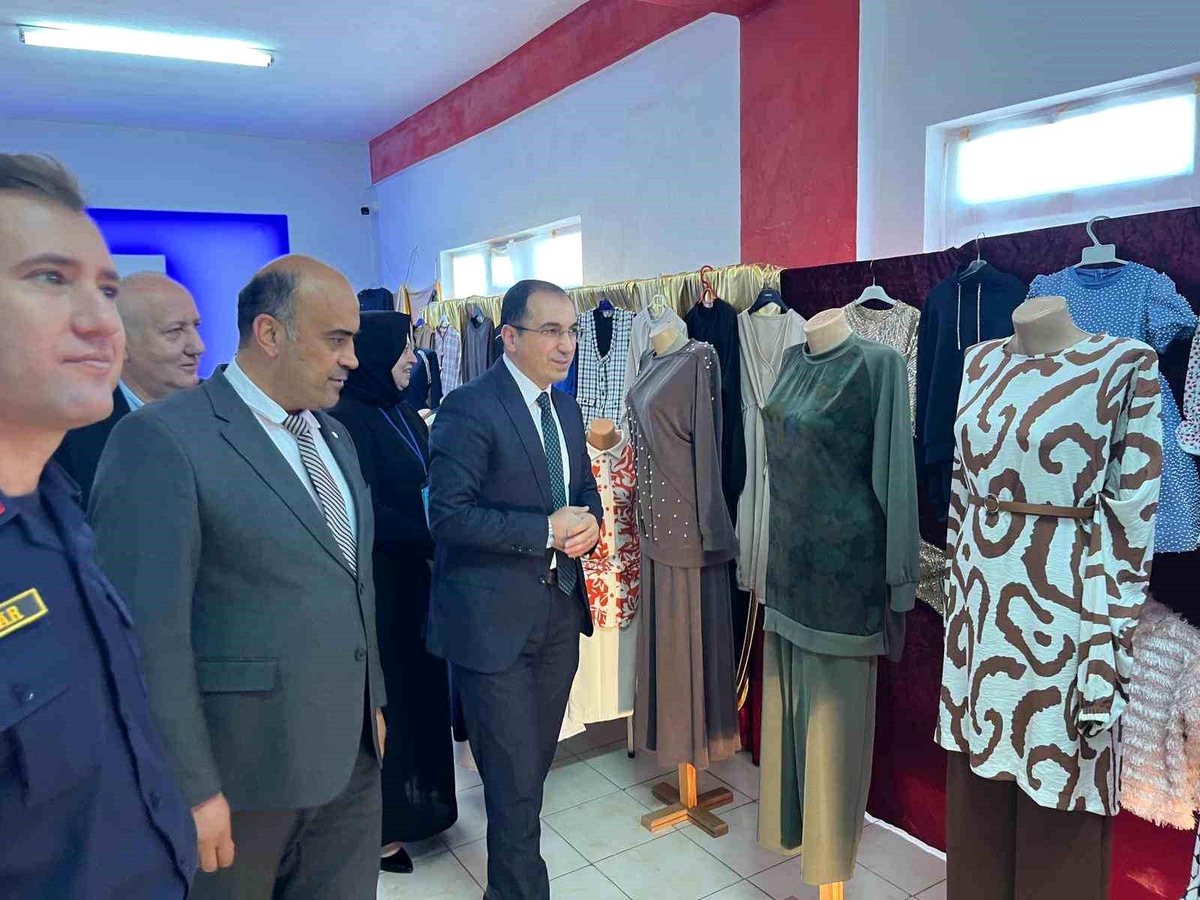 Kayarası\'nda Yıl Sonu Sergisi Coşkuyla Açıldı
