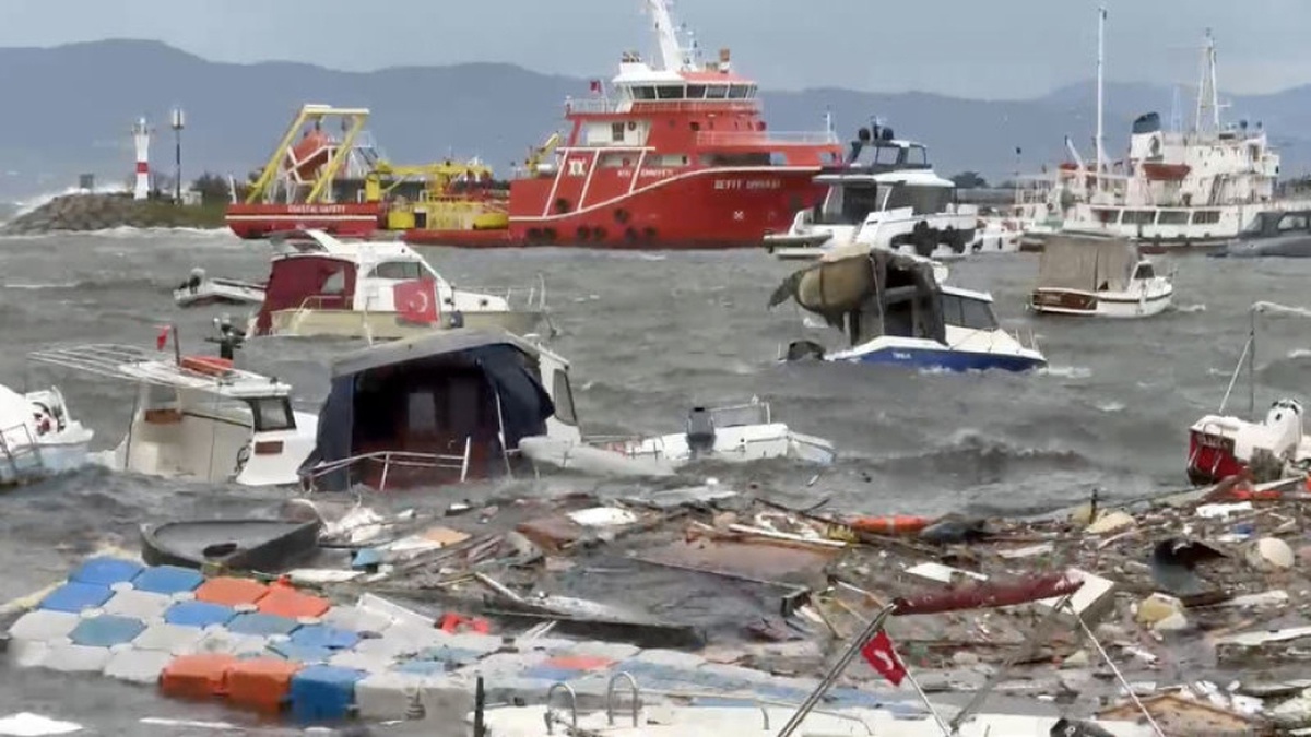 Tuzla\'da Sualtı Temizliği Yapıldı