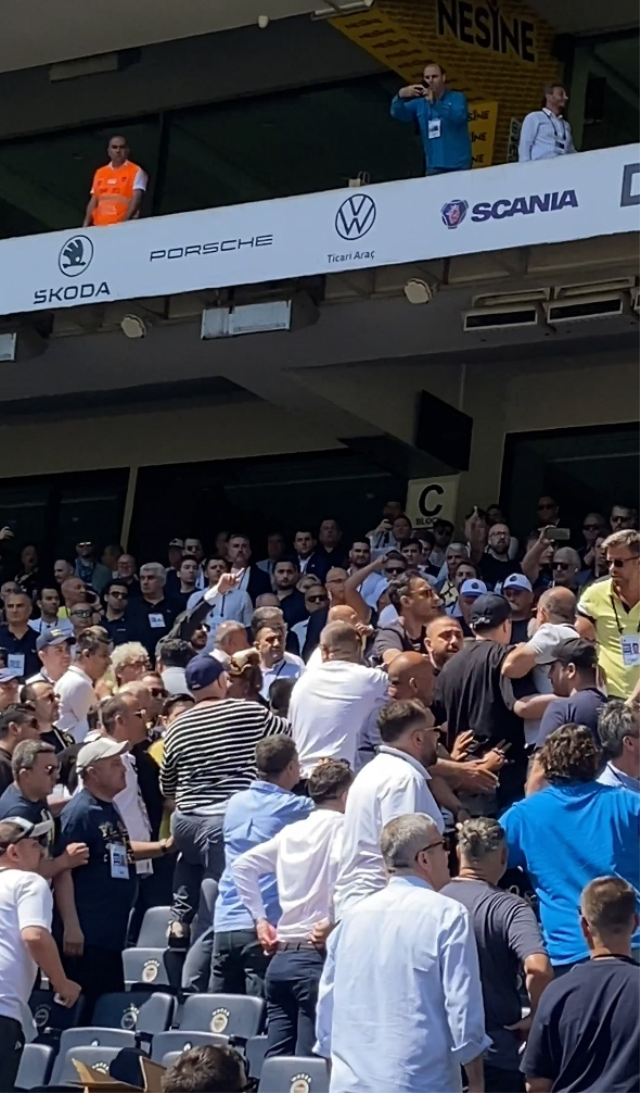 Üyeler birbirine girdi! Fenerbahçe Olağanüstü Seçimli Genel Kurulu'nda kavga