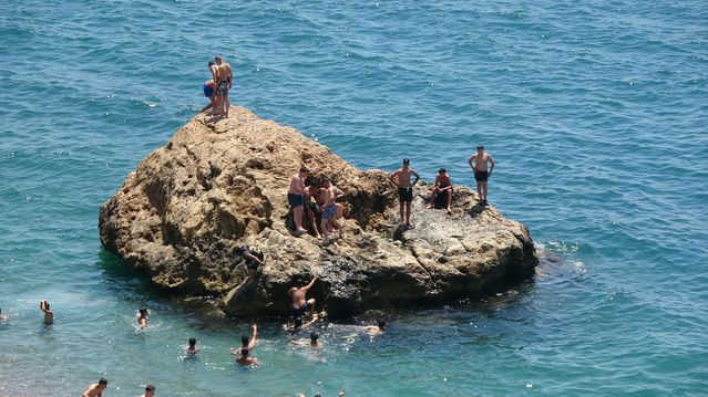 Antalya'da Sıcak Hava Sahilleri Doldurdu