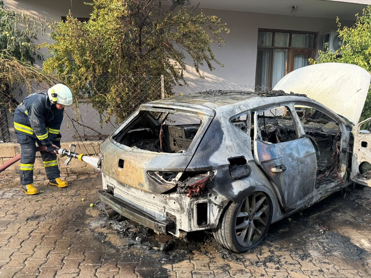 Antalya\'da Alev Alan Otomobil Bahçe Duvarına Çarptı