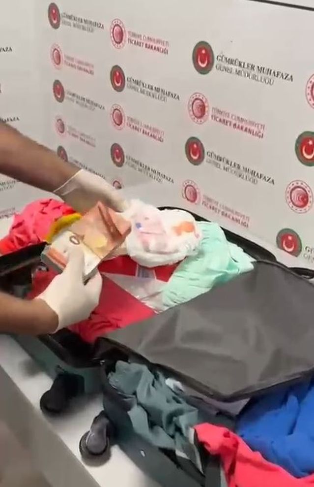 Antalya'da Bebek Bezlerinde Kaçak Para Ele Geçirildi