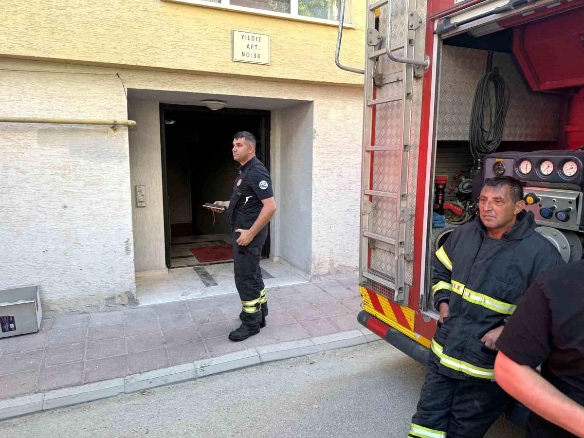 Eskişehir\'de Apartman Yangını: 2 Kişi Hastaneye Kaldırıldı