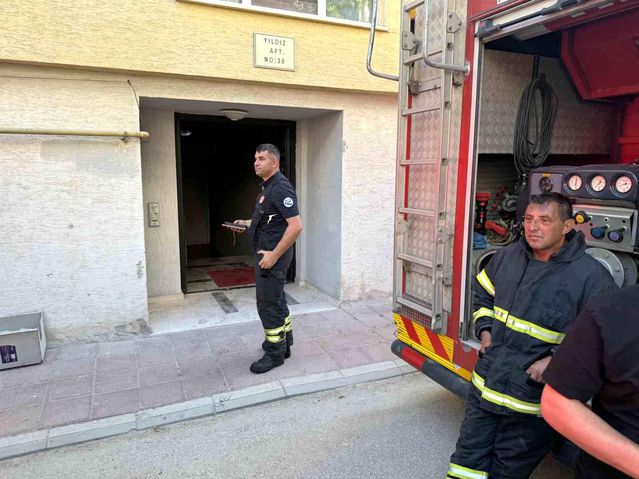 Eskişehir'de Apartman Yangını: 2 Kişi Hastaneye Kaldırıldı