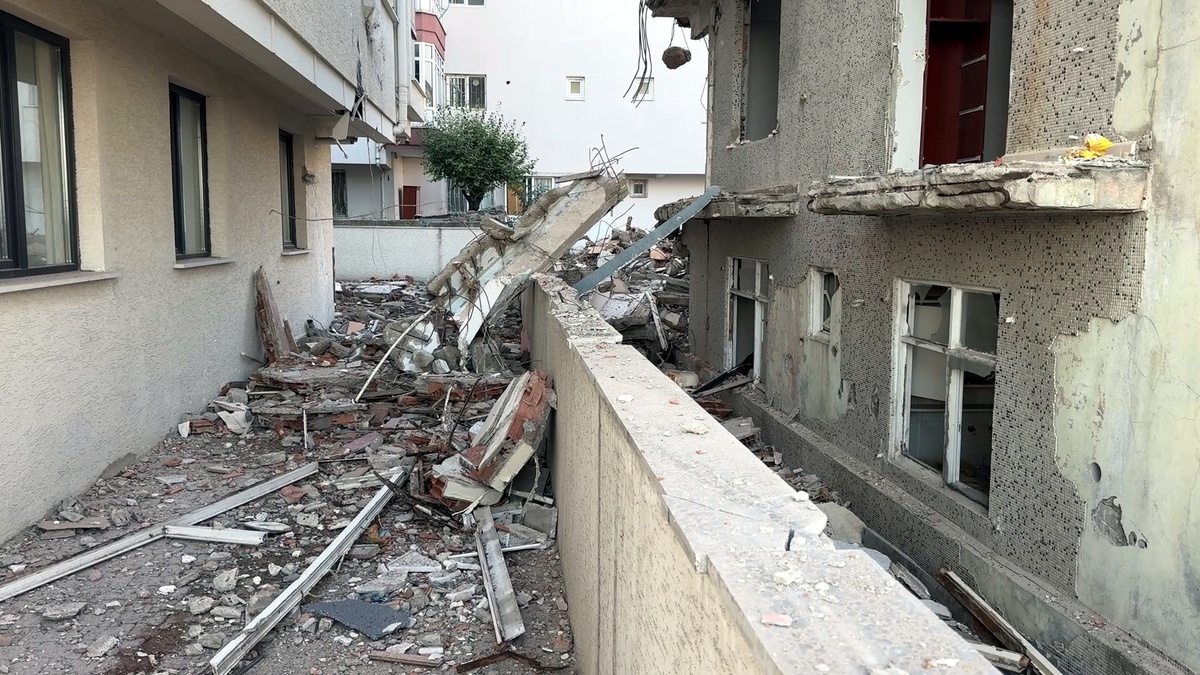 Kentsel Dönüşümde Kolon Yıkımı: Komşu Bina Zarar Gördü