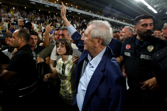 Aziz Yıldırım'ın duygusal anları! O tezahüratı duyunca anınd