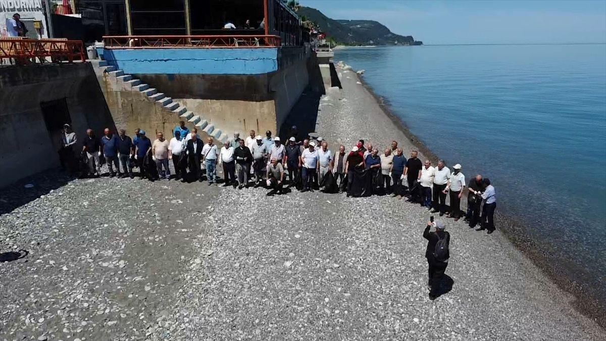 Başkan Demir Asker Arkadaşlarıyla Plaj Temizliği Yaptı