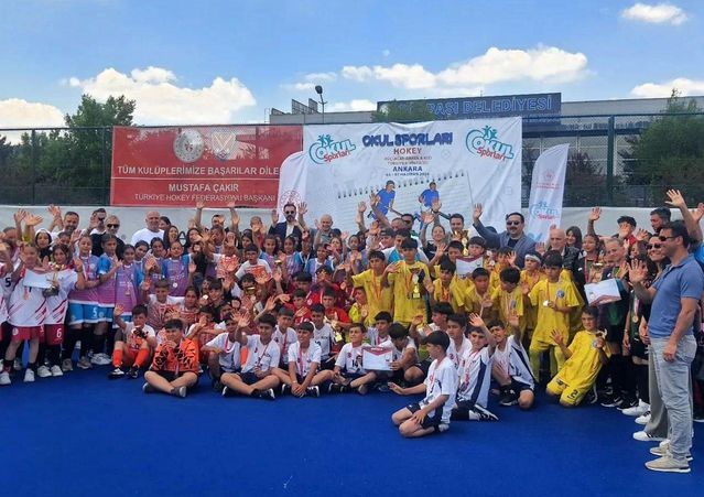Akşemseddin Ortaokulu'ndan Çim Hokeyi Başarısı