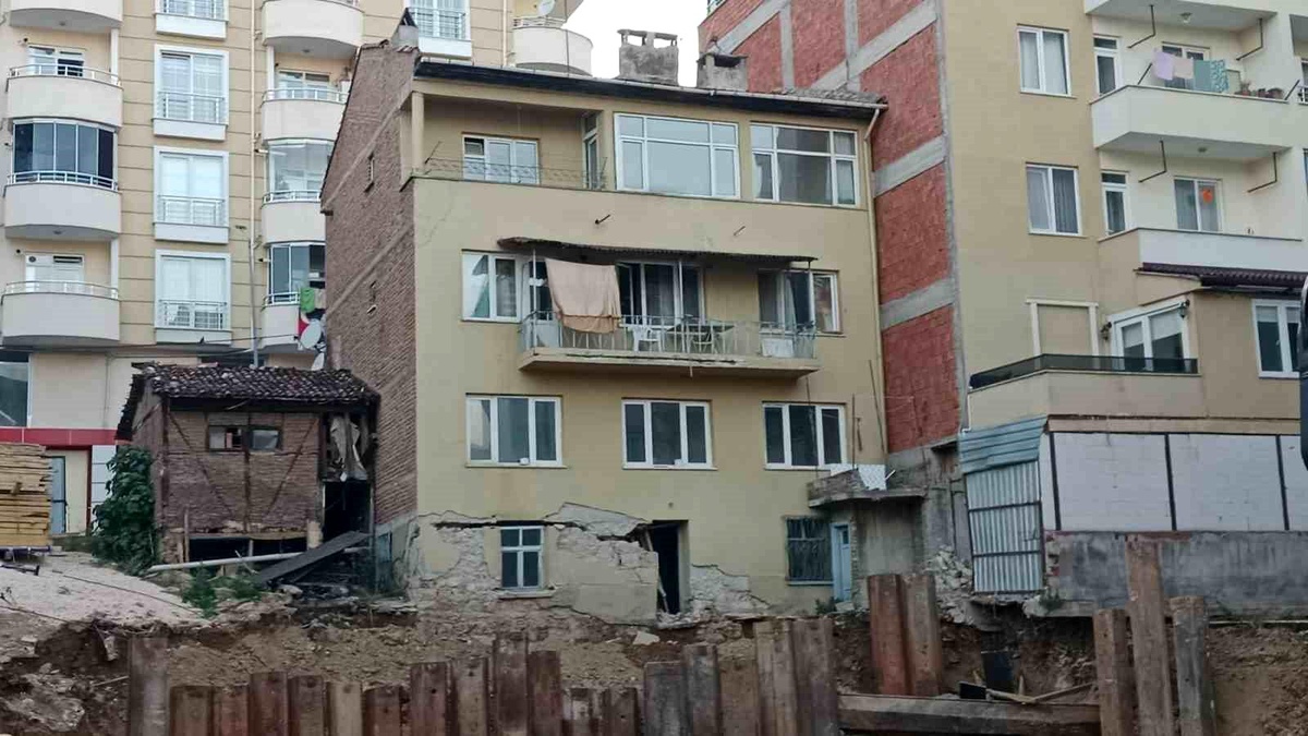 Bilecik\'te temel kazısı yapılan sokağın yanındaki 3 katlı bina tahliye edildi