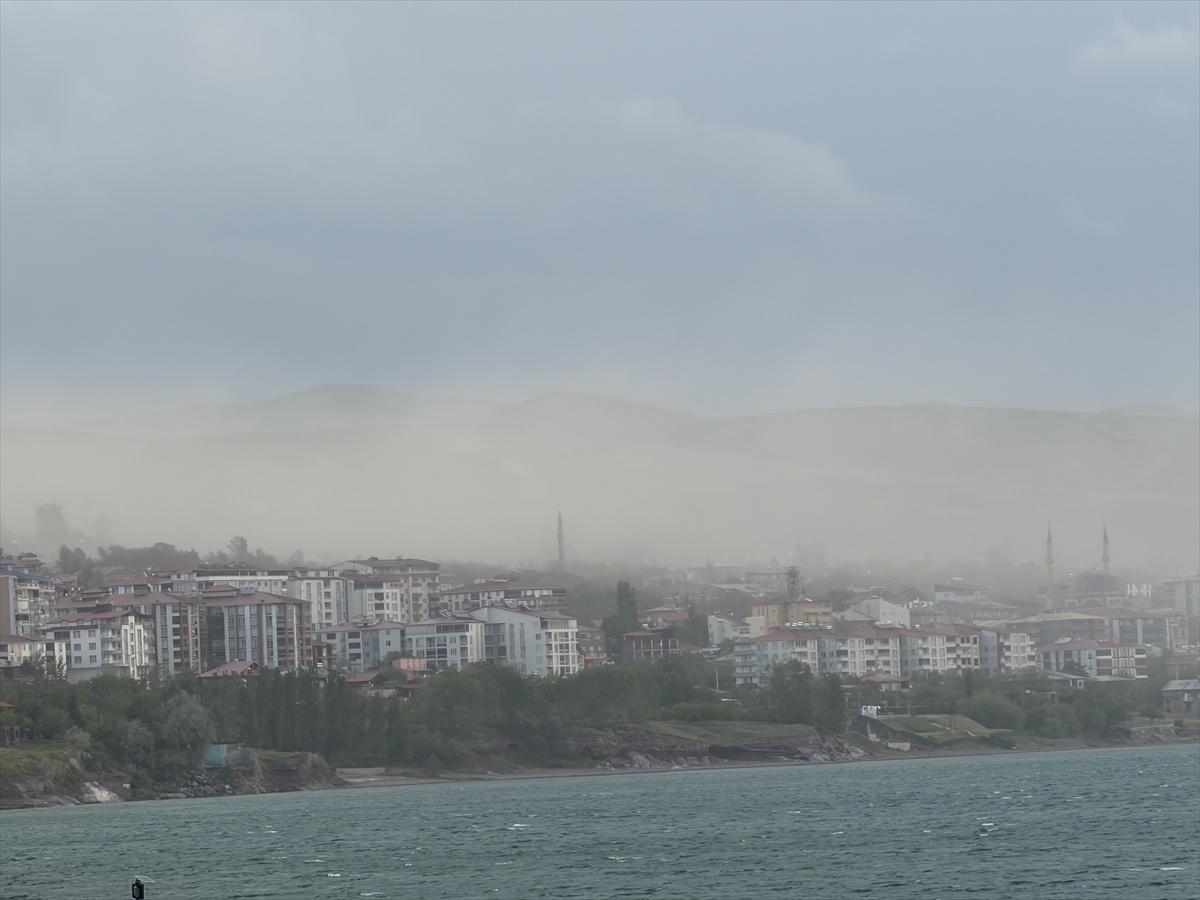 Ahlat\'ta Toz Bulutu Ve Rüzgar Etkili Oldu