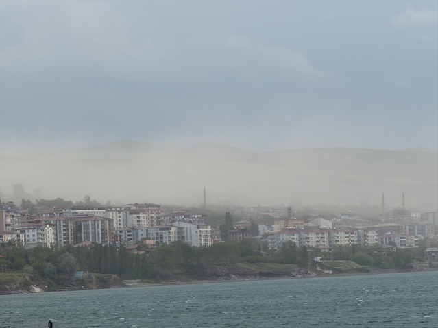 Ahlat'ta Toz Bulutu Ve Rüzgar Etkili Oldu