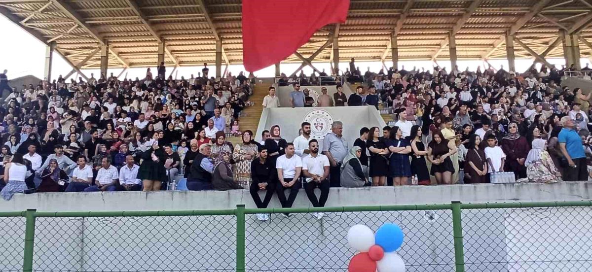 Devrek\'te Üniversite öğrencileri mezuniyetlerini kep atarak kutladılar