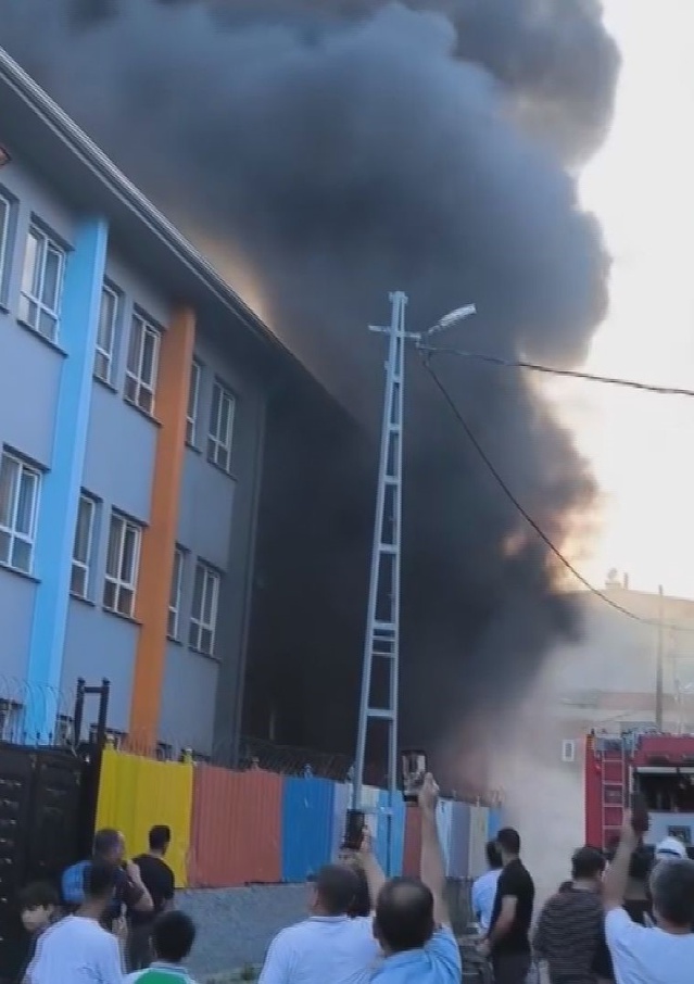 Esenyurt'ta Okulda Yangın Çıktı