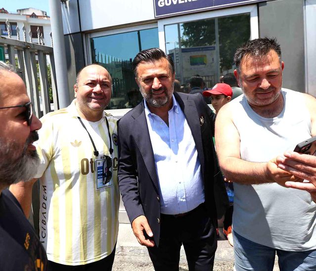 Fenerbahçe Genel Kurulu'nda Ünlüler Oy Kullandı