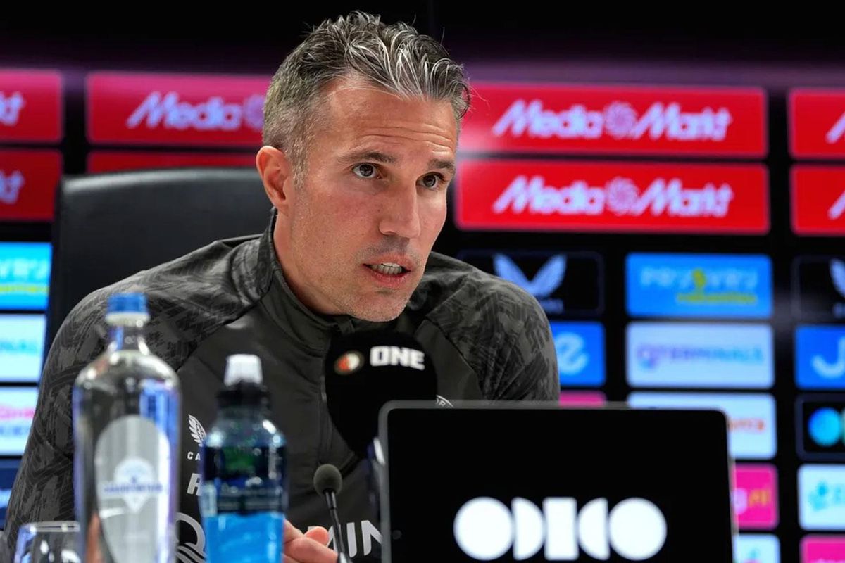 Feyenoord Robin van Persie\'yi kovdu