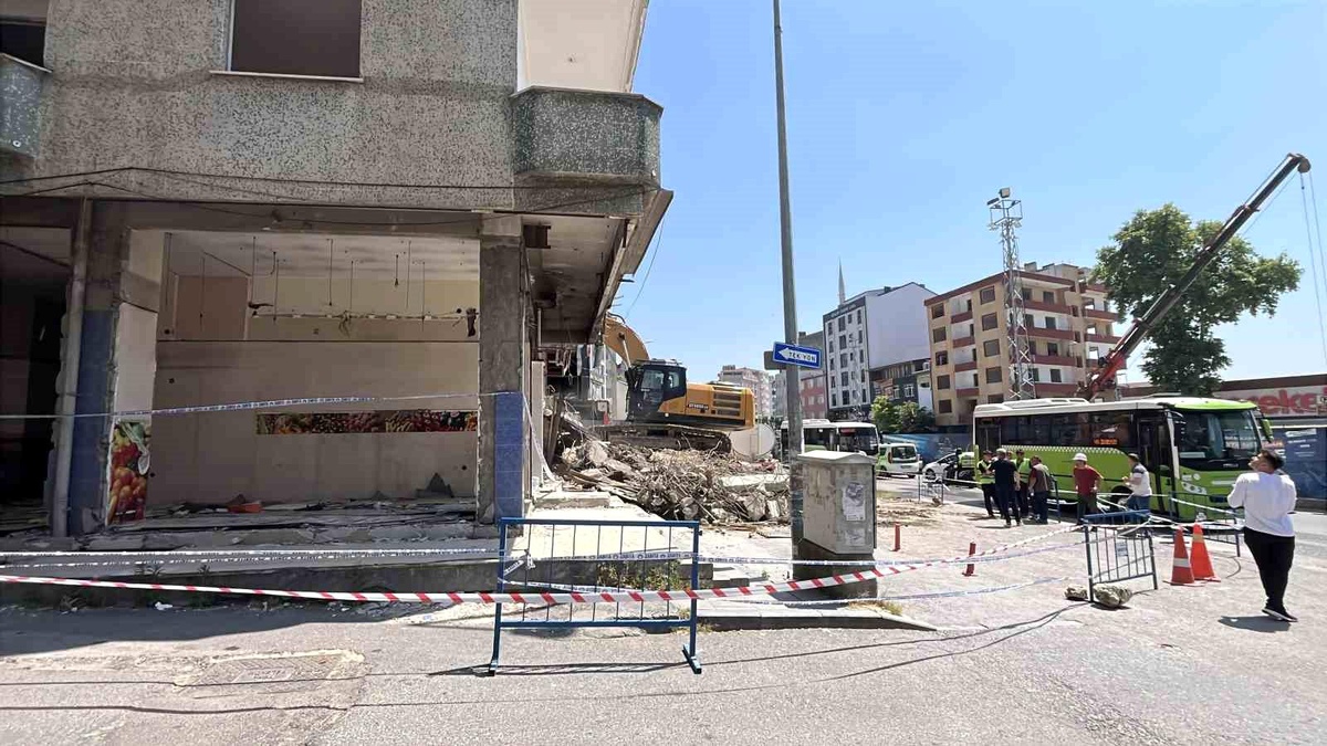Gebze\'de 4 kişinin öldüğü facianın ardından boşaltılan 22 riskli yapının yıkımına başlandı