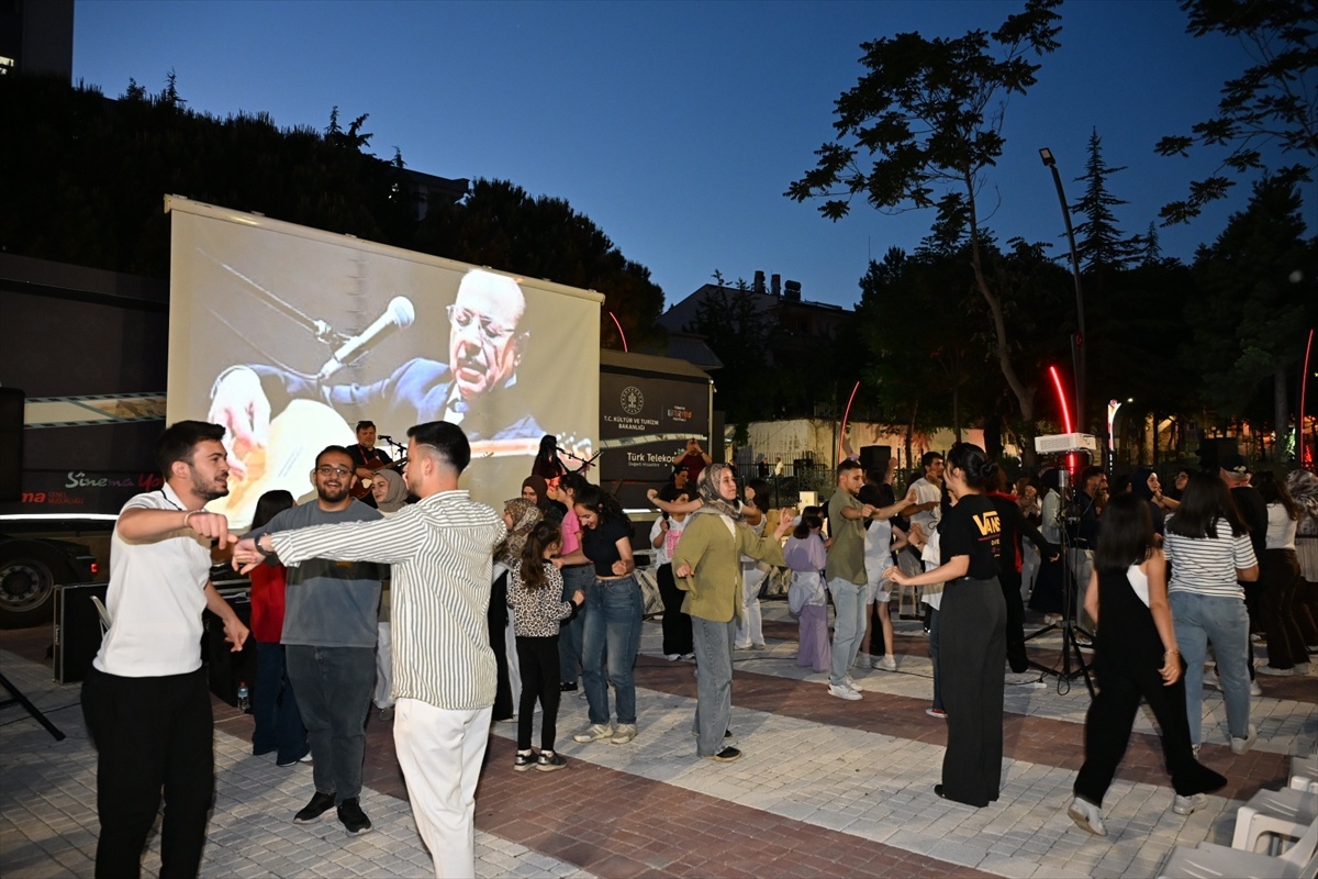 Demirci’de Gezen Sinema Tırı Coşkulu Etkinlik Düzenledi