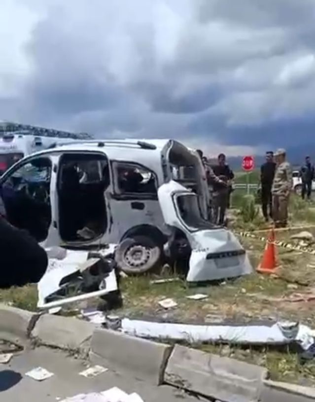 Van'da Trafik Kazası: 4 Ölü, 2 Yaralı