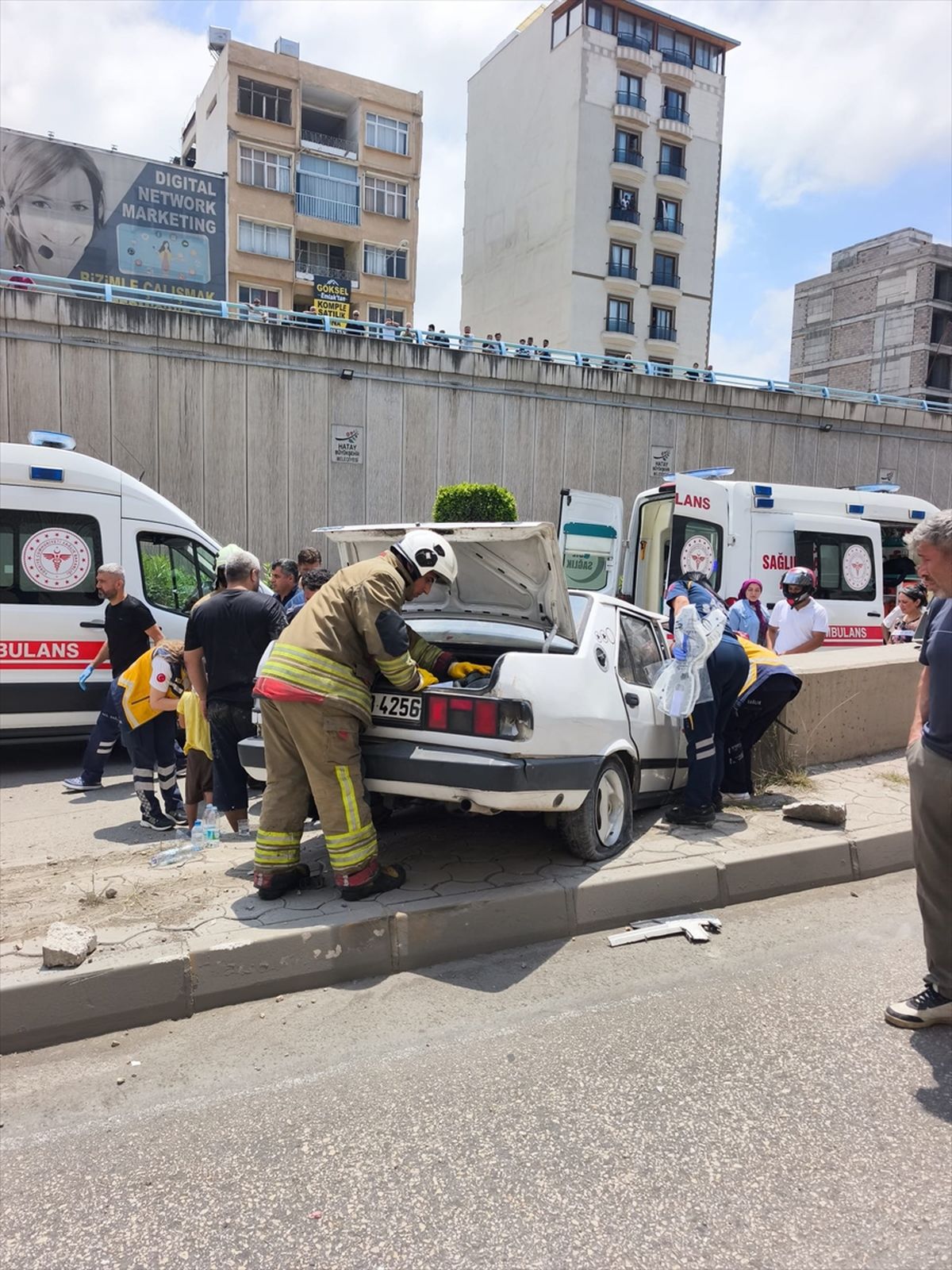 İskenderun\'da beton bariyer kazası: 3 yaralı