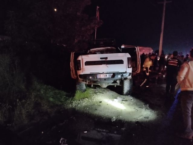 Bolu'da TIR-Kamyonet Çarpışması: 3 Yaralı